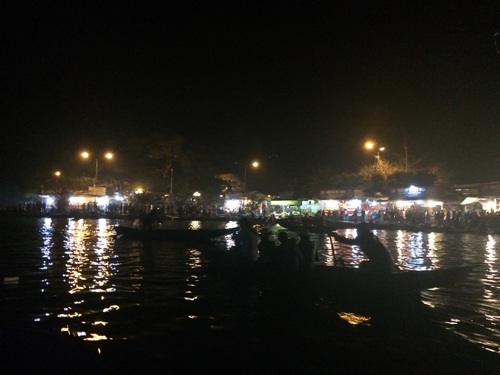 Giá vé xuống đò vẫn được ấn định như mọi năm, nhưng hành khách thường bo thêm cho lái đò đêm hôm vất vả.