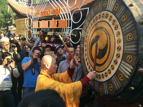 Thượng tọa Thích Minh Hiền-Trụ trì Chùa Hương đánh trống khai hội.