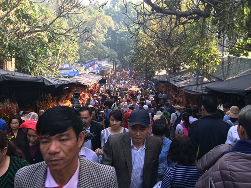 Mọi ngả đường dẫn vào khu danh thắng đều chật kín người.