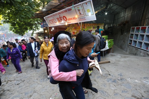 Hình ảnh đáng chú ý nhất sáng nay là người con dâu Trần Thị Duyên cõng mẹ chồng (tên là Thoa, ngoài 80 tuổi) đi lễ Chùa Hương. “Tôi đã đi lễ nhiều chùa nhưng chưa bao giờ được đến Chùa Hương. Mấy năm nay tôi bị đau khớp nên đi lại khó khăn. Biết tôi không đi Chùa Hương năm nay thì sau này sẽ ít còn cơ hội hơn nên con dâu tôi đã động viên tôi đi”- bà Thoa cười mãn nguyện. Chị Duyên cho biết 2 mẹ con dậy từ 4h sáng, bắt xe khách gần 100km từ huyện Ân Thi (Hưng Yến) để đến được Chùa Hương. “Chân cụ yếu lắm rồi, bước đi còn không vững nói gì đến leo núi lễ chùa. Biết tâm nguyện được một lần tới Chùa Hương của cụ nên tôi đã cố gắng cõng cụ đi”- chị Duyên nói rồi cõng mẹ hòa vào dòng người lên động Hương Tích.