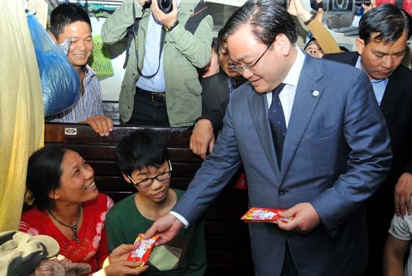 Bí thư Thành ủy Hà Nội Hoàng Trung Hải lì xì cho hành khách đi tàu hỏa ngày đầu năm mới (Ảnh: Quang Phong)