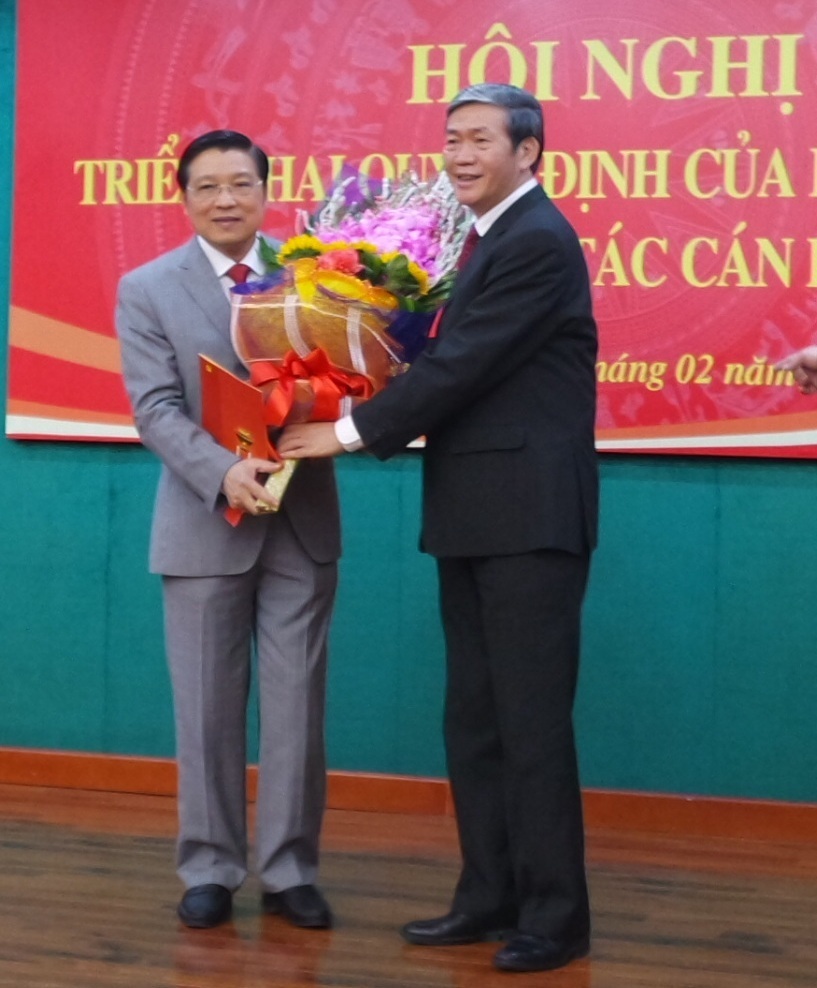 Ông Đinh Thế Huynh- Uỷ viên Bộ Chính trị, Thường trực Ban Bí thư tặng hoa chúc mừng Tân Trưởng Ban Nội chính Trung ương Phan Đình Trạc (trái).