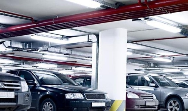 Hợp đồng mua bán nhà chung cư phải ghi rõ chỗ để xe ô tô - 1 Tại nhiều chung cư trên địa bàn Hà Nội, người dân đã phải bỏ ra từ vài trăm triệu tới cả tỷ đồng để mua chỗ đỗ xe ô tô có diện tích vỏn vẹn khoảng 10 m2 (Ảnh minh họa: P.D)