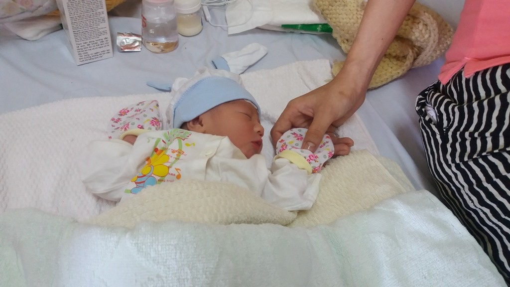 Nụ cười “tiếp thị vịt” của ông Đoàn Văn Vươn và chuyện dân đi đòi biển - 10 Bé trai này đã chào đời trên chuyến bay của hãng hàng không Jetstar Pacific đang từ TPHCM đi Đà Nẵng, lúc máy bay cách mặt đất 10.000m (Ảnh: Khánh Hồng)