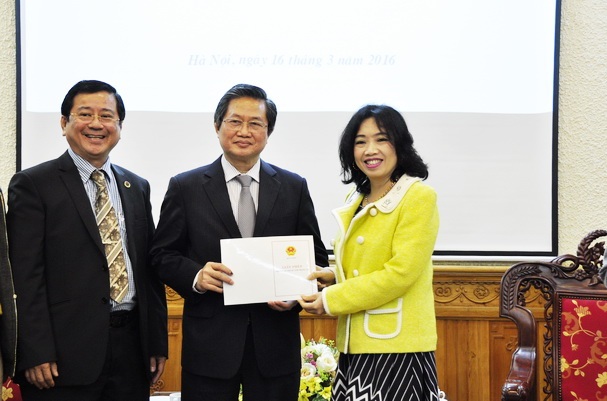 Thành lập Trung tâm trọng tài thương mại Luật gia Việt Nam - 1 Bà Đỗ Hoàng Yến trao giấy phép thành lập Trung tâm trọng tài thương mại Luật gia Việt Nam cho GS.TS Lê Minh Tâm (Ảnh: MOJ).