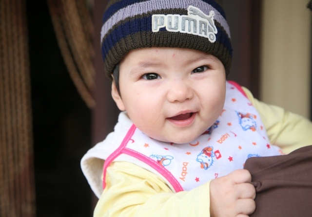 Một bé gái khoảng 9 tháng tuổi, rất xinh xắn, bụ bẫm đã bị bỏ lại một mình trước vườn chùa Nội (thuộc xã Đồng Du, huyện Bình Lục, tỉnh Hà Nam). Hiện phía nhà chùa và chính quyền địa phương vẫn đang tích cực tìm kiếm bố mẹ đẻ của cháu bé (Ảnh: Đức Văn).