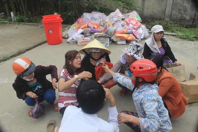 Một tiểu thương khóc ngất khi tài sản bị thiêu rụi sau vụ cháy lớn xảy ra ở chợ Ngã Tư Sòng, huyện Cam Lộ, tỉnh Quảng Trị (Ảnh: Đăng Đức)