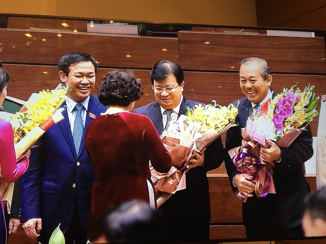 Chủ tịch Quốc hội Nguyễn Thị Kim Ngân tặng hoa chúc mừng 3 tân Phó Thủ tướng (Ảnh: Quang Phong)