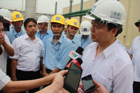 Bộ trưởng Bộ Tài nguyên và Môi trường Trần Hồng Hà trả lời báo chí trong chuyến thị sát tại Khu kinh tế Vũng Áng (Ảnh: Tiến Hiệp)