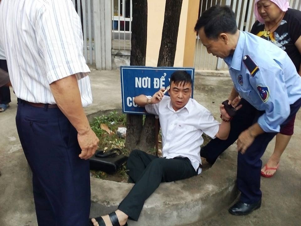 Ông Nguyễn Hồng Điệp-Trưởng Ban Tiếp công dân Trung ương bị một nhóm người dân khiếu kiện quá khích xô ngã, cào cấu xước xát trên người vào ngày 24/5 vừa qua (Ảnh: NDCC).