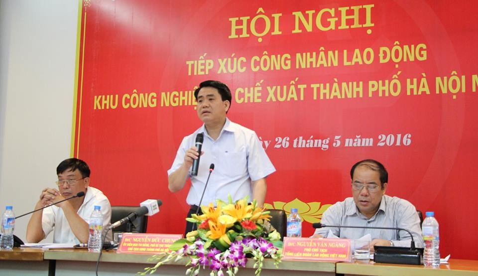 Tổng thống Obama ăn bún chả và phố phường Hà Nội biến thành sông - 5 Chủ tịch UBND TP Hà Nội Nguyễn Đức Chung công khai số điện thoại di động 0903 407 319 để tiếp nhận tâm tư, nguyện vọng của công nhân, từ đó có phương án giải quyết kịp thời. “Các bạn có thể nhắn bất cứ nội dung gì qua số điện thoại này, từ đó tôi sẽ chỉ đạo các sở ngành giải quyết thỏa đáng, hiệu quả”- ông Chung nói (Ảnh: Quang Phong)