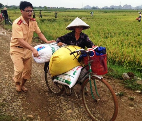 Tổng thống Obama ăn bún chả và phố phường Hà Nội biến thành sông - 7 Hơn 200ha lúa đang cho thu hoạch và trổ bông của huyện Nho Quan (Ninh Bình) bị ngập sâu trong nước sau cơn mưa lớn. Ngay lập tức, hàng chục chiến sĩ CSGT được huy động xuống đồng giúp nông dân thu hoạch lúa ngập lụt (Ảnh: Thái Bá).