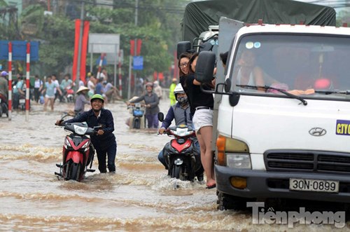 Tổng thống Obama ăn bún chả và phố phường Hà Nội biến thành sông - 4 Hệ thống tiêu thoát nước yếu kém khiến rất đông người dân Hà Nội rơi vào tình cảnh dở khóc dở cười (Ảnh: Tiền Phong)