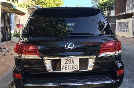 
Sau khi dư luận phản ứng dữ dội, chiếc Lexus LX570 đã đeo lại BKS màu trắng 29A-790.93 được Công an Hà Nội cấp (Ảnh: H.T)
