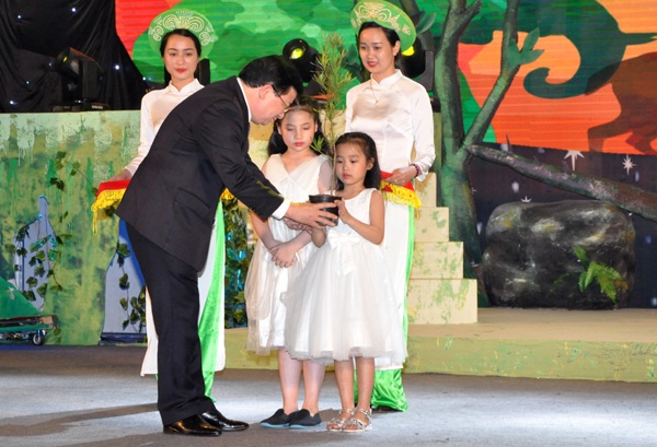 “Hình ảnh những cánh đồng chết cháy, nứt nẻ sẽ còn ám ảnh mãi” - 2
Phó Thủ tướng Trịnh Đình Dũng trao mầm cây cho thế hệ trẻ với thông điệp bảo vệ môi trường cho các thế hệ tương lai (Ảnh: Việt Hùng)
