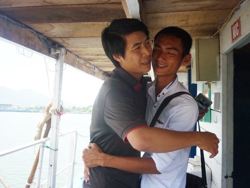 Những người may mắn sống sót sau vụ chìm tàu Thảo Vân 2 đã đi dọc bờ sông Hàn (Đà Nẵng) để tìm ân nhân đã cứu gia đình mình, ôm một cái thật chặt, nói lời cảm ơn tự đáy lòng. Trung ương Đoàn đã trao huy hiệu Tuổi trẻ dũng cảm cho anh Lê Văn Hoa (23 tuổi, thuyền viên tàu du lịch Phú Quý) và anh Mai Viết Dụng (29 tuổi, tàu du lịch Biển Đảo Việt). Ảnh: Khánh Hồng