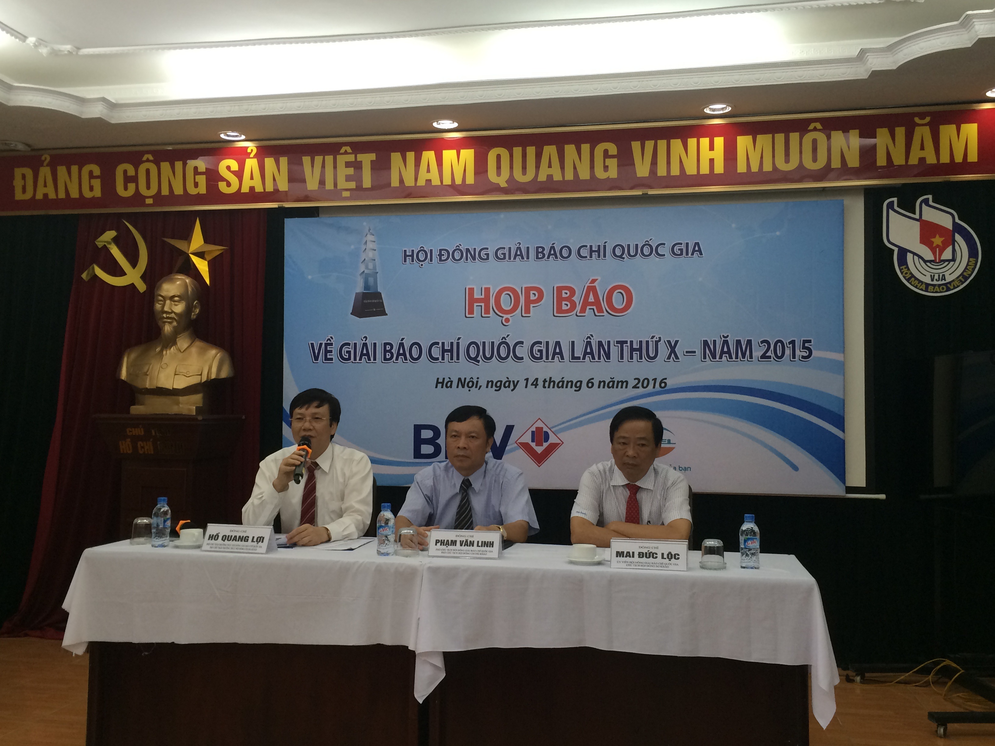 Ông Hồ Quang Lợi (ngoài cùng bên trái) trả lời tại cuộc họp báo (Ảnh: T.K)