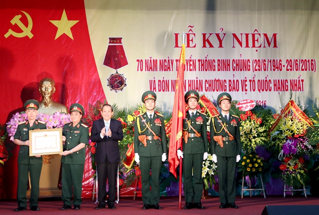 Phó Thủ tướng Trương Hòa Bình trao tặng Huân chương Bảo vệ Tổ quốc hạng Nhất cho Binh chủng Pháo binh (Ảnh: VGP)