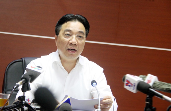 “Các giải pháp đưa ra không nhằm hạn chế việc sở hữu phương tiện giao thông cá nhân mà chỉ nhằm kiểm soát việc gia tăng phương tiện tham gia giao thông cho phù hợp với điều kiện cơ sở hạ tầng nhằm giảm ùn tắc giao thông” - Giám đốc Sở GTVT Hà Nội Vũ Văn Viện đã nói như vậy xung quanh thông tin Hà Nội sẽ cấm xe máy từ năm 2025 (Ảnh: Quang Phong) .