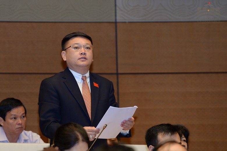 Hội đồng Bầu cử Quốc gia làm rõ việc “gợi ý” bầu đại biểu Quốc hội - 1 Ông Trần Khắc Tâm phát biểu tại một phiên thảo luận ở Quốc hội.