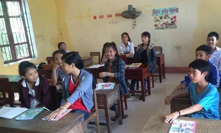 Giám đốc Bệnh viện Nhi xin lỗi và 45 ngày "cắt nóc" nhà 8B Lê Trực - 12 119 em học sinh thôn Đông Yên (phường Kỳ Lợi, thị xã Kỳ Anh, Hà Tĩnh) đã trở lại trường sau hơn 2 năm nghỉ học. Trước đó vì phụ huynh không đồng tình với phương án đền bù giải tỏa tại dự án Formosa nên chưa di dời và không cho các em theo học ở khu tái định cư mới cách nhà gần 25km (Ảnh: Minh Đức)