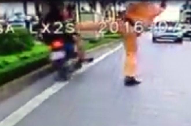 Tranh luận về cảnh CSGT “tung cước”, thanh tra đường bộ “bảo kê” tiền tỷ - 1 Hành động tung chân của một chiến sĩ CSGT Hà Nội với hai người điều khiển xe máy lạng lách, đánh võng ngược chiều tạo ra tranh cãi trên cộng đồng mạng suốt tuần qua (Ảnh cắt từ clip)