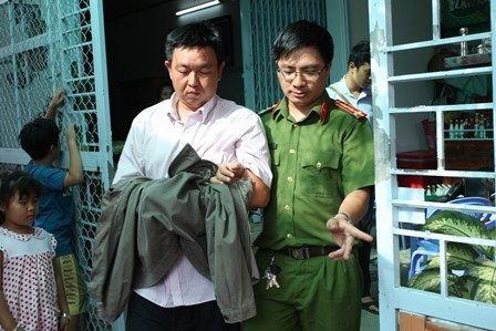Tranh luận về cảnh CSGT “tung cước”, thanh tra đường bộ “bảo kê” tiền tỷ - 7 3 thanh tra giao thông của Sở Giao thông vận tải Cần Thơ bị bắt đề điều tra về việc nhận vài tỷ đồng bảo kê cho nhà xe (Ảnh: Phạm Tâm)
