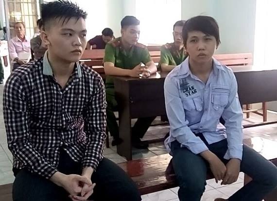 Tranh luận về cảnh CSGT “tung cước”, thanh tra đường bộ “bảo kê” tiền tỷ - 5 Vì đói quá mà cướp bánh mì (2 bọc chuối sấy, 1 ổ bánh mì ngọt, 1 bịch đậu phộng rang muối và 3 bịch me trộn đường với tổng trị giá các món hàng là 45.000 đồng), Ôn Thành Tân (sinh năm 1998, ngụ tại quận 9) và Nguyễn Hoàng Tuấn (sinh năm 1998, ngụ huyện Củ Chi) vừa bị TAND quận Thủ Đức, TPHCM tuyên phạt lần lượt 8 tháng 20 ngày tù và 10 tháng tù về tội Cướp giật tài sản (Ảnh: Xuân Duy).