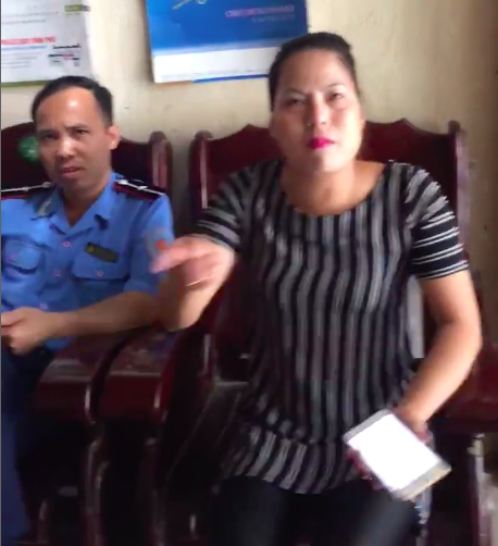 Tranh luận về cảnh CSGT “tung cước”, thanh tra đường bộ “bảo kê” tiền tỷ - 3 Lo ngại mất an toàn rồi tự dùng xi-măng để san lấp một ổ gà lớn trên đường, một nhóm người dân đã bị các cán bộ của Chi cục Quản lý đường bộ tỏ ý trách mắng. Đoạn clip ghi lại sự việc vừa được đăng trên mạng xã hội facebook đã lập tức gây “bão” dư luận (Ảnh: Người dân cung cấp)
