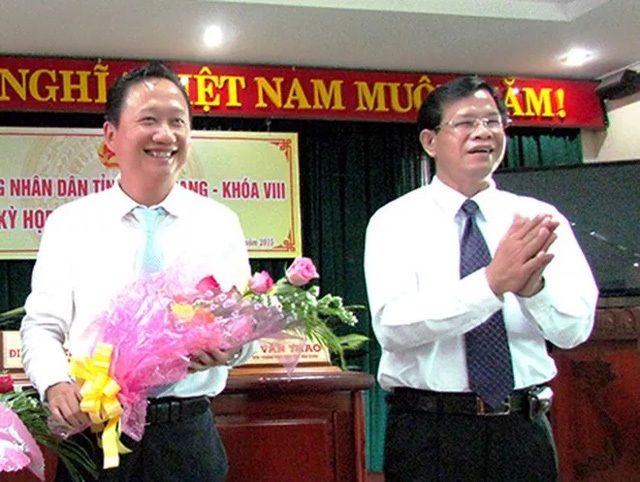 “Quỹ đen” khó tin thời ông Trịnh Xuân Thanh - 2
Bí thư Tỉnh ủy Hậu Giang Huỳnh Minh Chắc (nhiệm kỳ 2011 - 2016) tặng hoa chúc mừng Phó Chủ tịch tỉnh Trịnh Xuân Thanh khi ông này được thuyên chuyển về địa phương năm 2015 (ảnh: Cổng TTĐT tỉnh Hậu Giang).