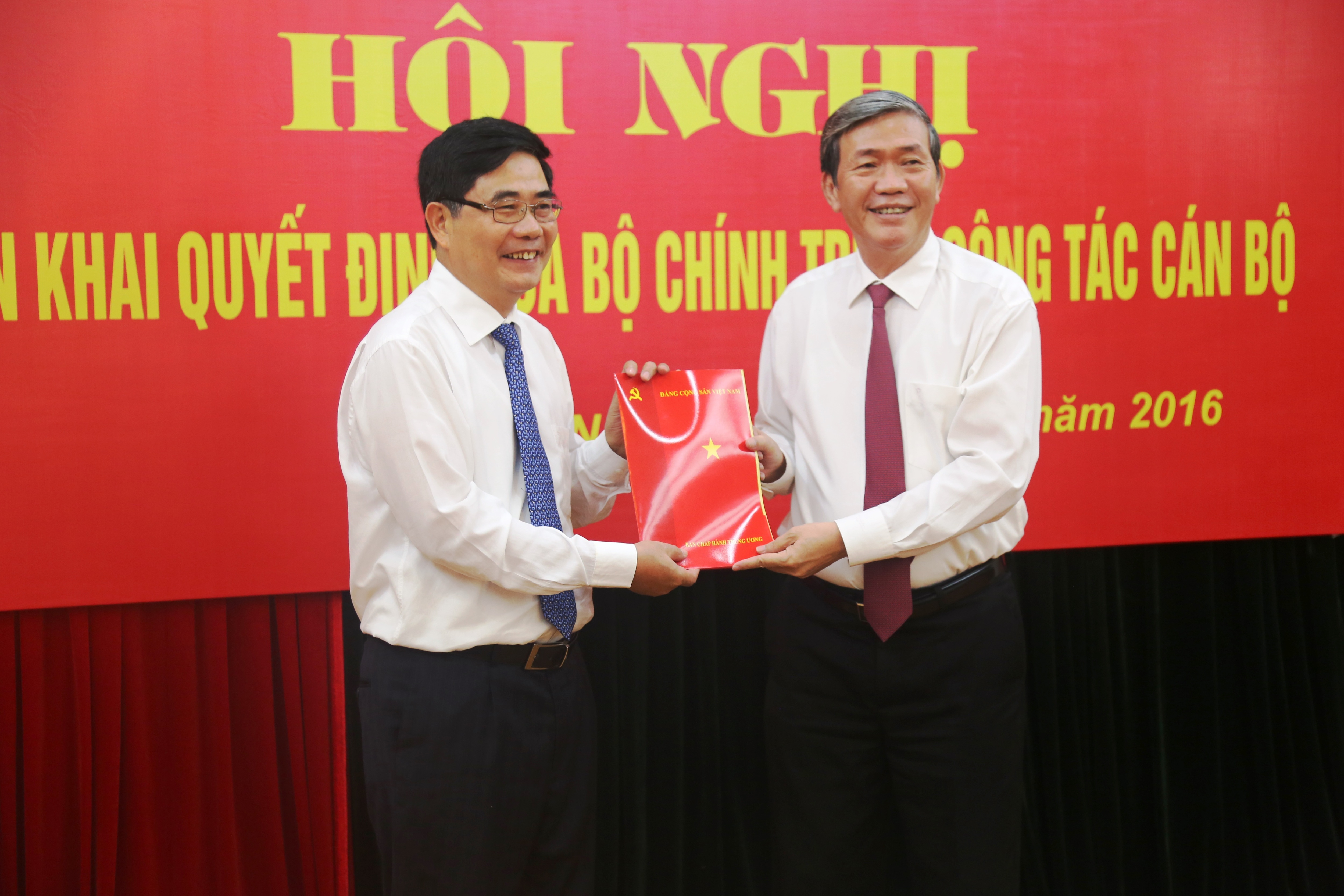 Ông Đinh Thế Huynh (phải) trao quyết định của Bộ Chính trị và chúc mừng ông Cao Đức Phát được điều động giữ chức vụ Phó Trưởng Ban Thường trực Ban Kinh tế Trung ương.