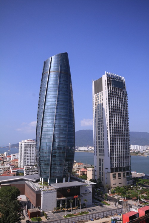 Thông tin Đà Nẵng có chủ trương di dời trung tâm hành chính 2.000 tỷ đồng (trái) chỉ sau hơn 3 năm đưa vào vận hành gây ra nhiều tranh luận sôi nổi suốt tuần qua (Ảnh: Khánh Hồng)