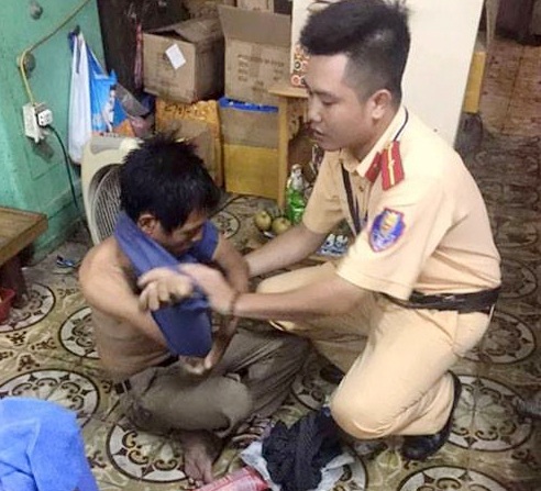 Chủ tịch nước gửi thư khen lái xe biển xanh chắn gió trên cầu Bãi Cháy - 1 Cán bộ Đội CSGT số 6, Phòng CSGT – Công an Hà Nội tận tình cứu giúp người dân gặp nạn trong cơn bão số 3.