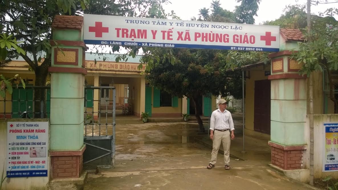 Hình ảnh trong tuần: Người lính lái máy bay hỏng động cơ cố né khu dân cư - 7 Công trình trạm y tế xã Phùng Giáo (Ngọc Lặc, Thanh Hóa) được đầu tư từ nguồn vốn 135 của Chính phủ nhưng nhiều hạng mục bị “bớt xén”, có hạng mục không xây mới nhưng vẫn được kê khống để “rút ruột” tiền Nhà nước. “Tổng chi của công trình tôi được bỏ tiền mua vật tư và trực tiếp thi công cho đến lúc hoàn thành là 530 triệu đồng. Số tiền chênh lệch lên tới 900 triệu đồng có phải là tiền quyết toán ăn chia không?”- ông Đào Quang Sỹ, trú đội 3, xã Phùng Giáo, huyện Ngọc Lặc, một người không có bằng cấp chuyên môn, nhận xây lắp trọn công trình nói với PV Dân trí (Ảnh: Nguyễn Thùy)
