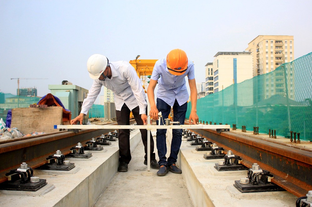 Phóng viên Dân trí ghi lại hình ảnh dự án đường sắt trên cao Cát Linh - Hà Đông (Hà Nội) bắt đầu chuyển sang giai đoạn rải đường ray và hoàn thiện nhà ga mẫu (Ảnh: Hà Trang-Toàn Vũ)