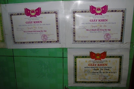 Dù hoàn cảnh gia đình bĩ cực nhưng 3 chị em Thanh đều học giỏi 