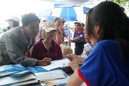 Cận ngày thi, sĩ tử tấp nập dồn về thành phố - 2