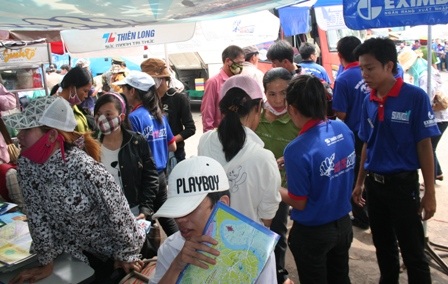 Cận ngày thi, sĩ tử tấp nập dồn về thành phố - 1