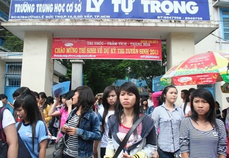 Phụ huynh bức xúc vì trường thi “giam” thí sinh - 2 Phụ huynh bức xúc vì trường thi “giam” thí sinh - 2