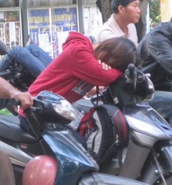 Phụ huynh mệt mỏi vì “kèm” con cả 3 đợt thi ĐH, CĐ - 2 Phụ huynh mệt mỏi vì “kèm” con cả 3 đợt thi ĐH, CĐ - 2