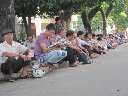 Phụ huynh mệt mỏi vì “kèm” con cả 3 đợt thi ĐH, CĐ - 1 Phụ huynh mệt mỏi vì “kèm” con cả 3 đợt thi ĐH, CĐ - 1