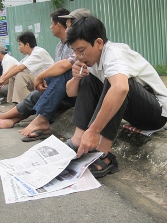 Phụ huynh mệt mỏi vì “kèm” con cả 3 đợt thi ĐH, CĐ - 3 Phụ huynh mệt mỏi vì “kèm” con cả 3 đợt thi ĐH, CĐ - 3