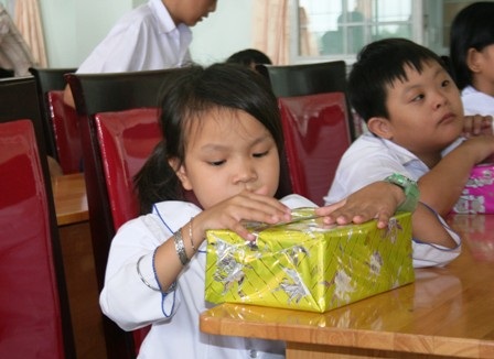 Hơn 1.000 quyển vở đến với học sinh khuyết tật tỉnh Long An - 2 Hơn 1.000 quyển vở đến với học sinh khuyết tật tỉnh Long An - 2