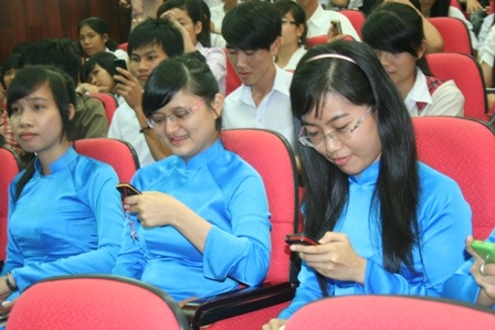 Lý Nhã Kỳ cùng SV TP.HCM tham gia bầu chọn Vịnh Hạ Long - 2 Lý Nhã Kỳ cùng SV TP.HCM tham gia bầu chọn Vịnh Hạ Long - 2
