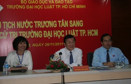 Chủ tịch nước lắng nghe tâm tư của hơn 200 sinh viên trường luật - 1 Chủ tịch nước lắng nghe tâm tư của hơn 200 sinh viên trường luật - 1