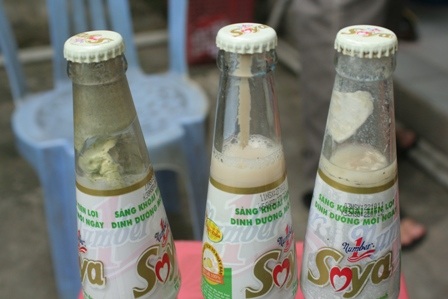 Phát hiện sữa đậu nành Soya bị mốc, kết tủa trong chai chưa mở - 1 Phát hiện sữa đậu nành Soya bị mốc, kết tủa trong chai chưa mở - 1