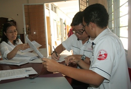 Hồ sơ đăng ký dự thi ĐH, CĐ giảm mạnh - 2 Hồ sơ đăng ký dự thi ĐH, CĐ giảm mạnh