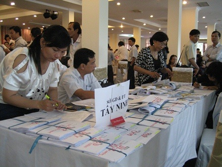 Hồ sơ giảm mạnh, trường gần “lên ngôi”  