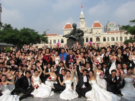 120 đôi uyên ương chụp ảnh trước tượng đài Bác