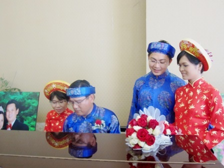 Các cặp đôi tranh thủ làm duyên trước khi vào lễ cưới